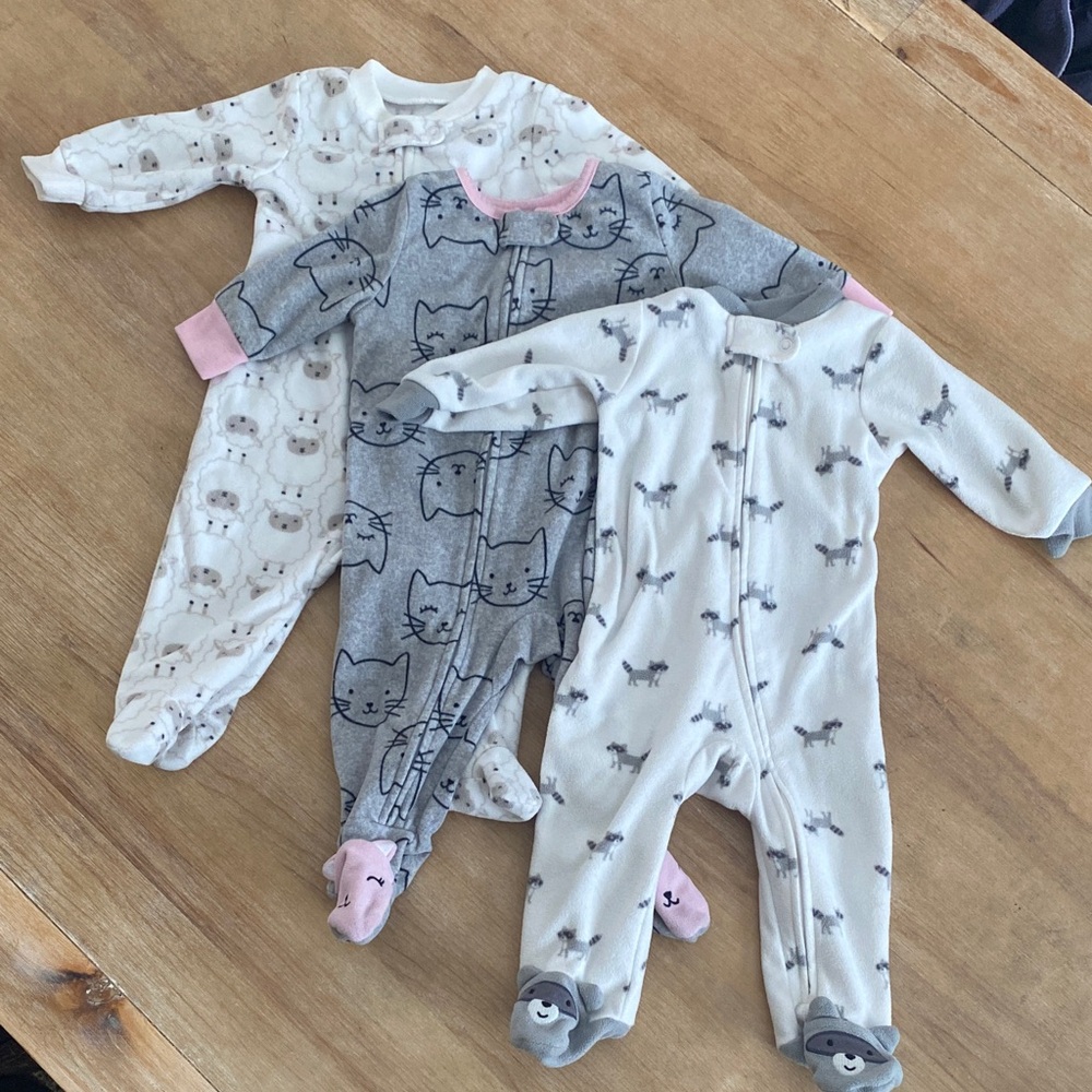 Set of THREE Carter’s fleece footed pajamas sz 6M